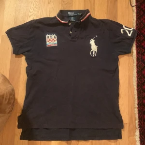 Ralph Lauren polo mörkblå - Säljer denna Ralph Lauren piké som jag köpt second hand👍 helt ok skick