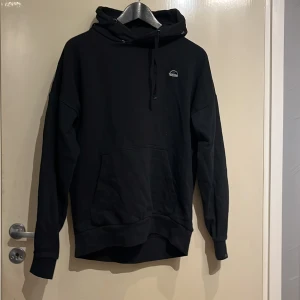 Svart hoodie från lager 157 - Säljer en stilren svart hoodie från Saligia i storlek XS passar mer som en S. 