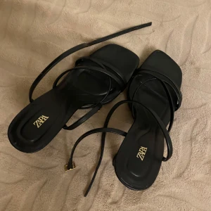 Klackskor - Säljer jättefina svarta klackskor från Zara då de inte kommer till användning! Enbart använt ca två gånger. I strl 36, Pris kan diskuteras ☺️