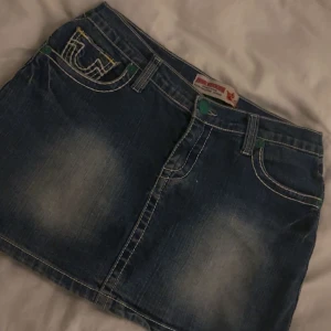 Jeanskjol från True Religion - Säljer denna unika jeanskjol från True religion som tyvärr är för stor för mig😪(bär 34-36 alltså storlek S i jeans och kjolar som referens) Kjolen är köpt på sellpy och midjemåttet tvärs över är ungefär 40cm och kjolens längd är 35😇