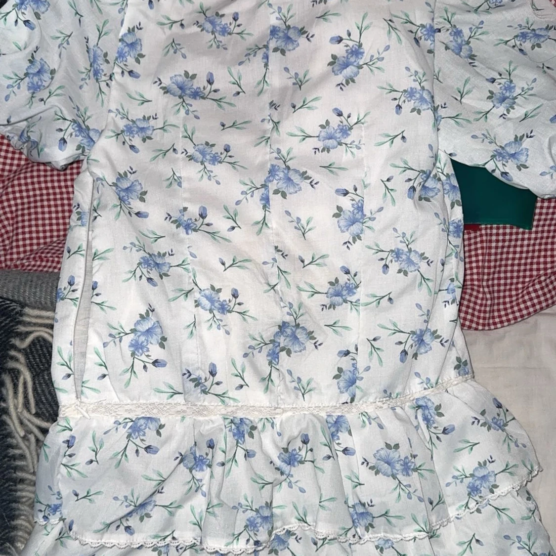 Blommig klänning med volanger - 3