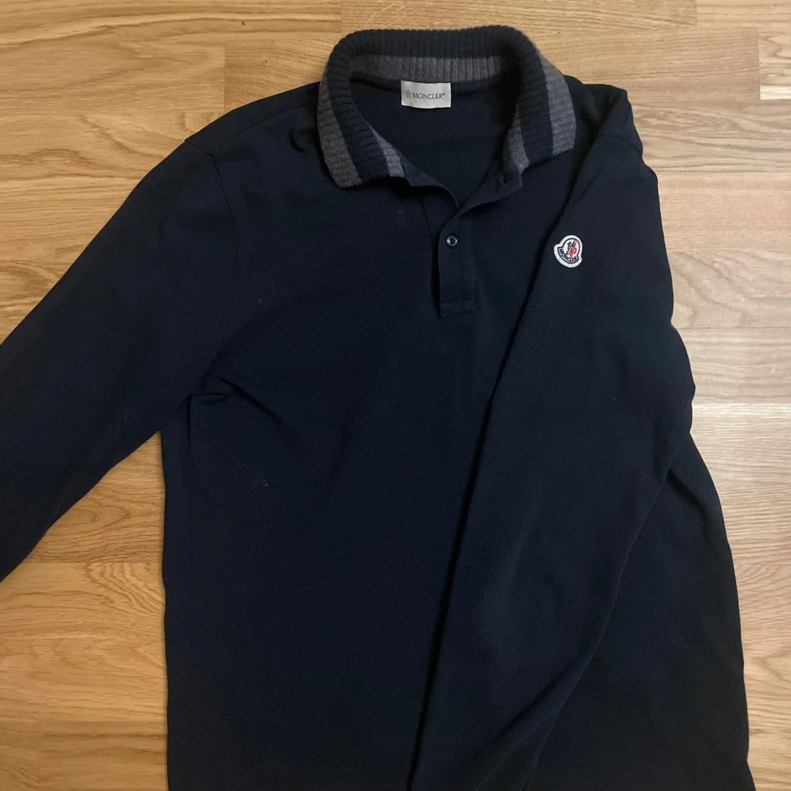 Svart långärmad pikétröja från Moncler