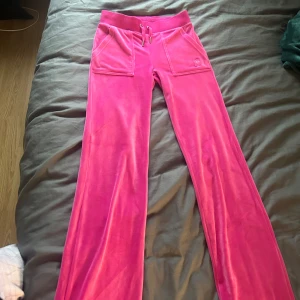 Rosa mjukisbyxor Från Juicy Couture - Säljer ett par snygga rosa mjukisbyxor från Juicy Couture. Änvända 2 gånger ungefär.