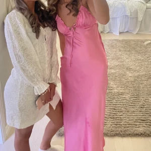 Rosa långklänning med knyt - Säljer en elegant rosa långklänning med knyt framtill. Klänningen har en smickrande passform och är perfekt för speciella tillfällen. Fin till både sommaren men även bal💕💕💕