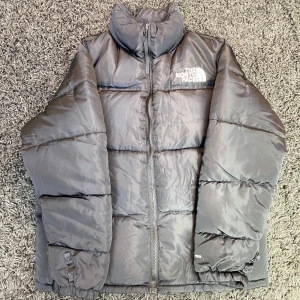 The nort face jacka - 1996 Retro Face jacka, i väldigt bra skick. Skicka prisförslag