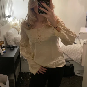 Beige blus - Beige blus med detaljer i fram och långa ärmar. Storlek M men passar även S