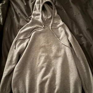 Grå merinoull hoodie - Säljer en stilren grå hoodie med skön passform. Passar mest xs men kan förmodligen passa en nybliven S. Dma vid frågor eller funderingar!