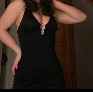 Svart klänning med ringdetalj - Simpel svart klänning i bra skick