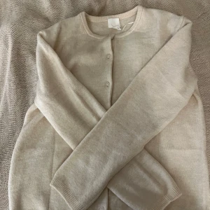 Beige stickad kofta  - Säljer en stickad Beige kofta som aldrig är använd bara testad pga den är för stor för mig 🩷