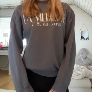 Sweatshirt från Gina Tricot - Säljer denna fina sweatshirten från Gina Tricot🩷 Den är sparsamt använd och i superbra skick. Sweatshirten är i storlek S✨ Hör av er vid frågor✨