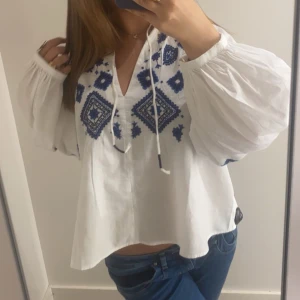 Blus från hm - Så fin blus från hm, köpt för 500 men säljer den för 300 då den aldrig kommit till användning😘