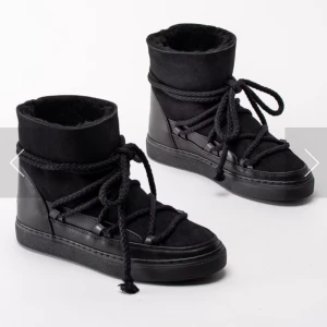 Inuikii skor  - Snygga svarta boots med hög skaft och grov snörning. Skorna har en mjuk insida och en stilren design med detaljer i mocka och skinn. Perfekta för kyligare dagar. I superfint skick endast använd 2 gånger! Skriv om ni undrar något 