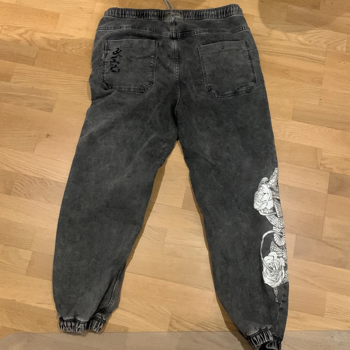 Grå mjukisbyxor med draktryck - 1