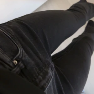 svarta jeans - säljer svarta jeans från kappahl med en klassisk design, i strl 52 och innerbenslängd 70cm. Lägg gärna prisförslag!