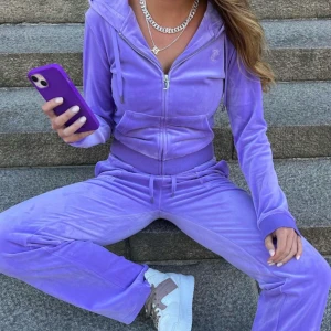 Lila mjukisbyxor från Juicy Couture💜 - Säljer ett par lila mjukisbyxor från Juicy Couture. Byxorna har en bekväm passform med snörning i midjan och raka ben. Sjukt cool färg💜🦄☔️🪻