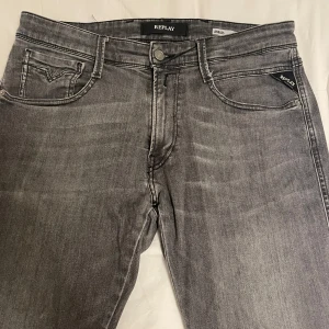 Grå jeans från Replay - Snygga grå jeans från Replay i modellen Anbass! Nästan helt oanvönda och enormt bra skick. 