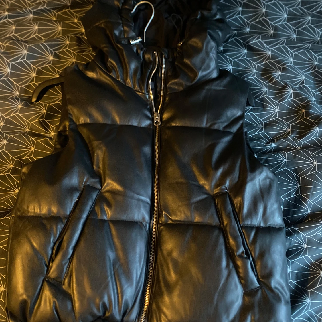 Svart dunväst från Bershka - 4