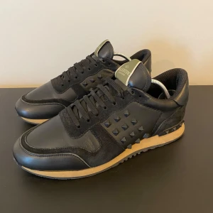 Valentino rockrunner skor - Tja! Säljer nu dessa riktigt feta valentino rockrunner skorna! Skorna är i storlek 40,5, innersulan är 27 cm! Skorna är i fint skick och har alla nitar kvar på skorna! Skriv vid frågor eller bilder! Vid snabbaffär=bättre pris!
