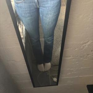 Blå jeans från G-Star RAW - Snygga blå jeans från G-Star RAW. De har en knappgylf och bälteshällor. Perfekta för en avslappnad stil.