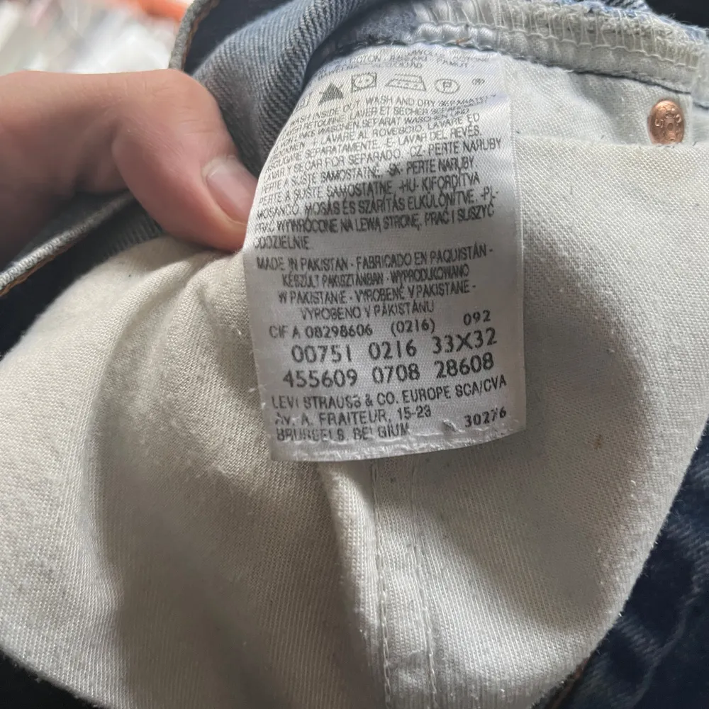 Vintage custom Levis jeans. Snygga blå jeans med ett unikt mönster på framsidan. De har en klassisk femficksdesign och en rak passform. Perfekta för en avslappnad stil. Size 33x32. Farkut & Housut.