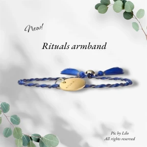Nytt! Bohemiskt armband från Rituals - Helt nytt! Snyggt bohemiskt, blått armband från Rituals med en guldig medaljong och tofsdetaljer. Perfekt accessoar för att ge en färgklick till din outfit. Armbandet är en del av ett samarbete med Tiny Miracles. Ställbart.