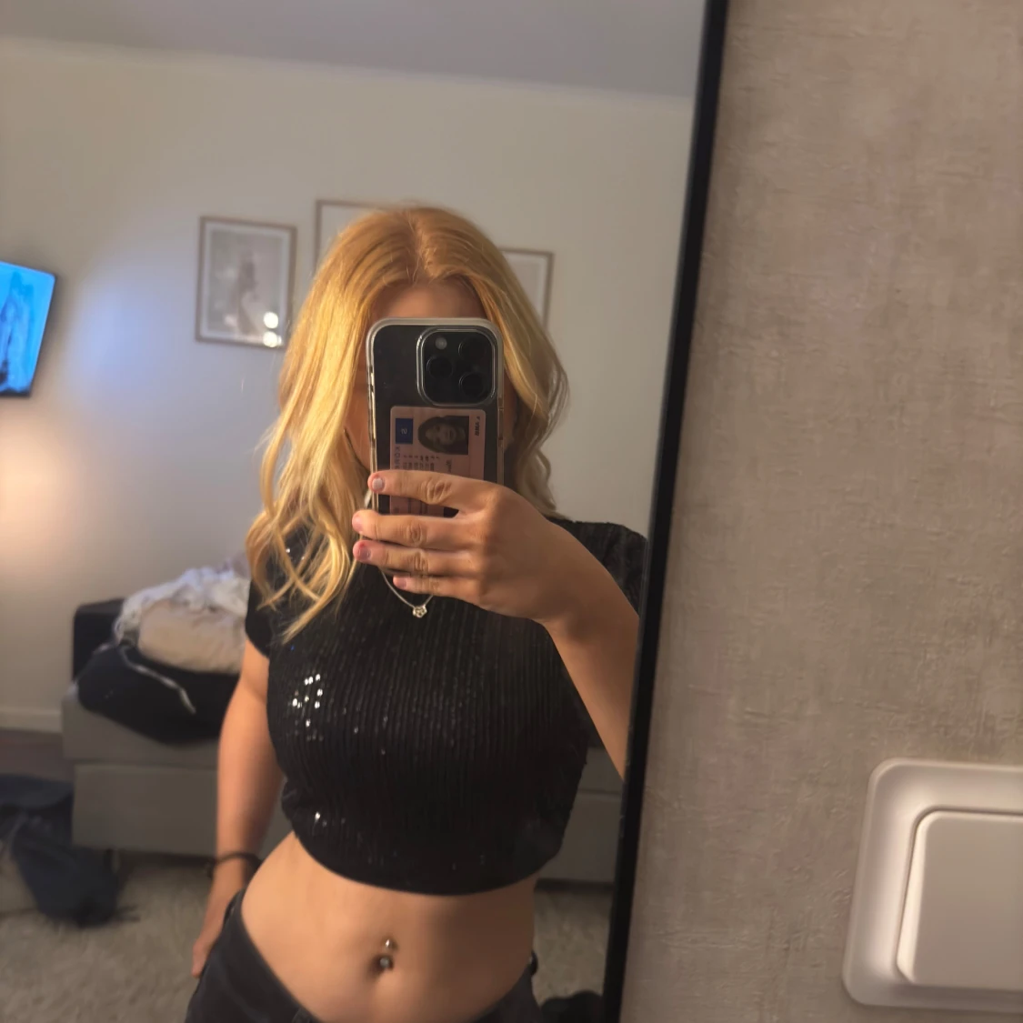 svart festtopp med öppen rygg och snörning 