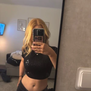 svart festtopp med öppen rygg och snörning  - aldrig använd!