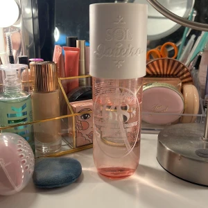 Sol de Janeiro Brazilian Crush Cheirosa 68 - En parfym från Sol de Janeiro med en fräsch och blommig doft av brasiliansk jasmin och rosa drakfrukt. 💗Syns på bilden hur mycket som är kvar💕