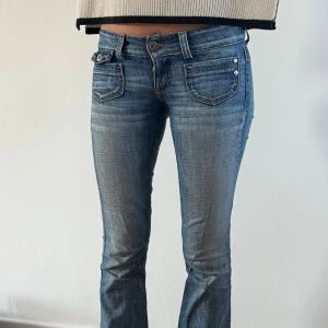 utsvänga lågmidjade jeans 💞 - Skitsnygga lågmidjade och utsvängda jeans, säljer då de är lite för små för mig. Storlek W26/32 Jättefin kvalitet förutom en slitning där bak (se bild 4). Skriv privat för fler bilder eller om du har frågor! 💞Mått finns i bild 2