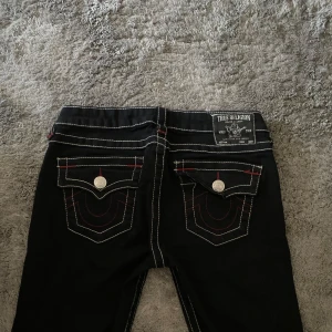 True religion jeans - Jätte fina lågmidjade true religion jeans säljer dem pågrund av att de är för stora för mig, bra skick