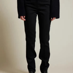 Svarta kostymbyxor från Bik Bok - Snygga svarta kostymbyxor från Bik Bok i en klassisk straight fit. Perfekta för en stilren look. Byxorna har diskreta fickor och en smidig dragkedja framtill. Prislapp finns kvar, storlek 38, original pris 599💕