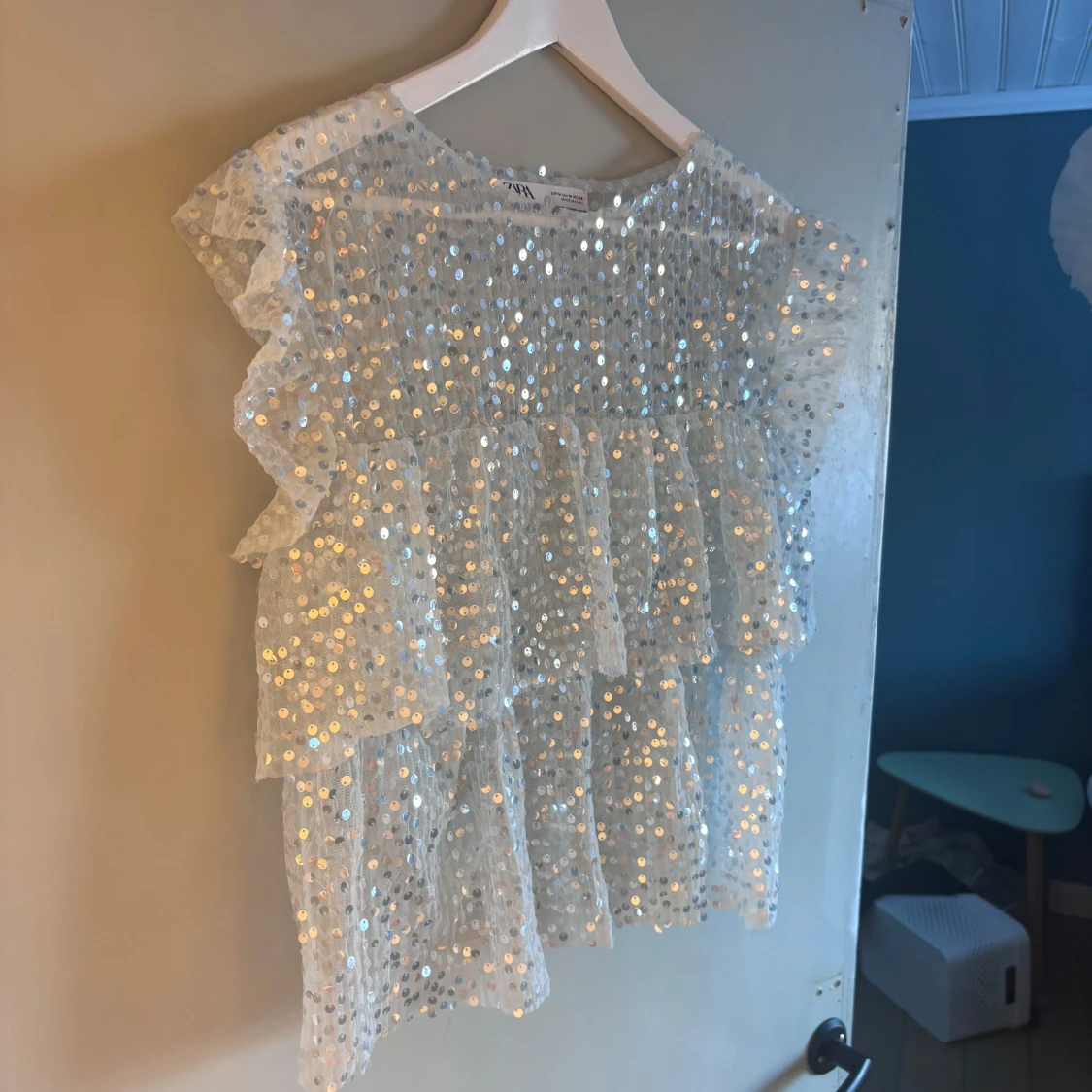 Vit/ljusblå paljettopp från Zara - 1
