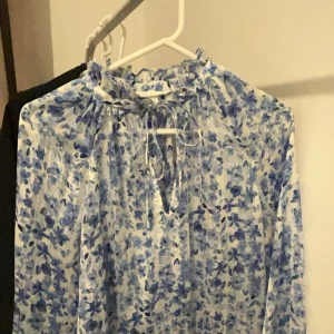 Sommar blus - Blus med knytdetalj, typ genomskinlig. Från H&M storlek XS!