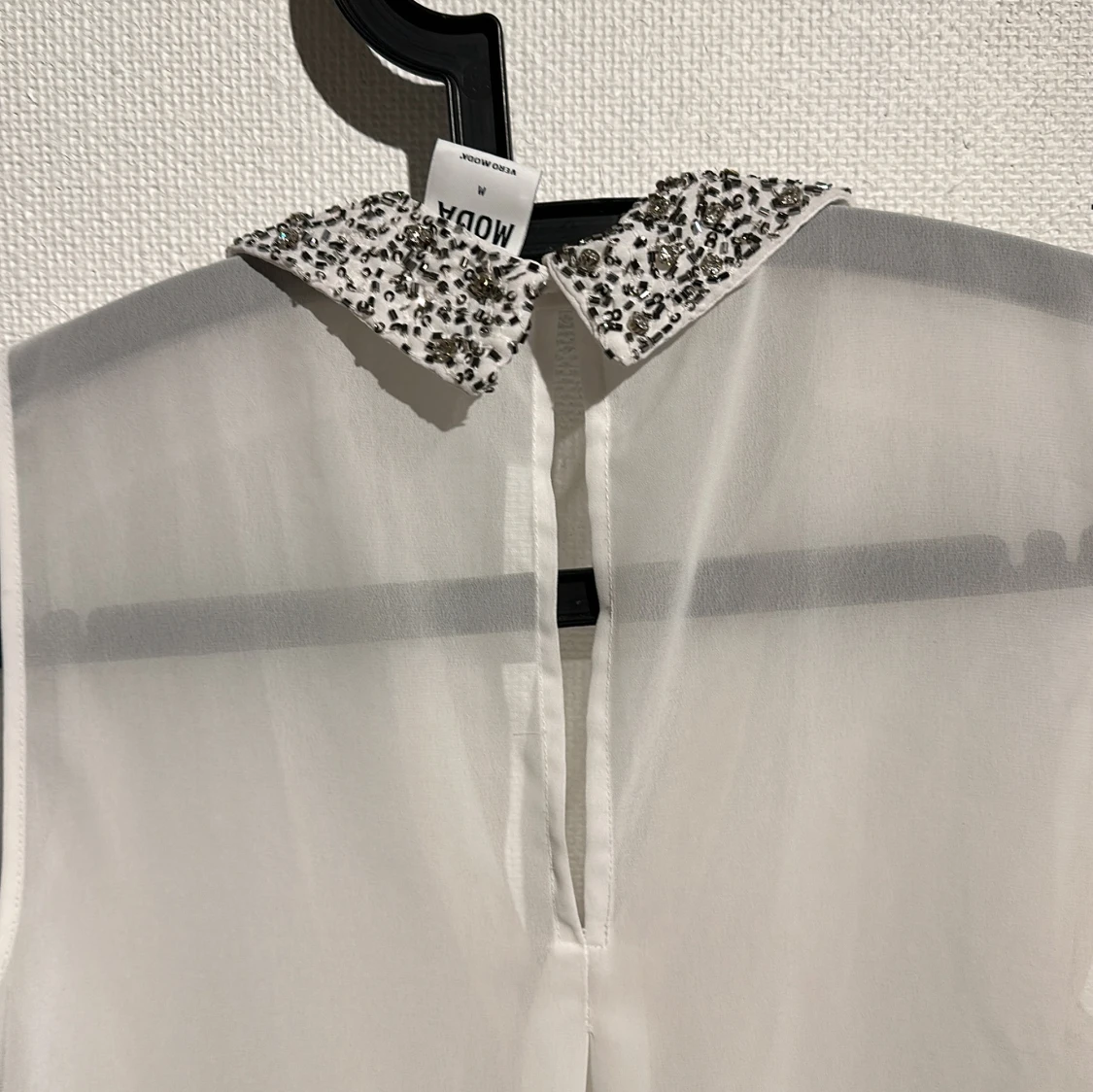 Vit ärmlös blus med pärldetaljer - 3