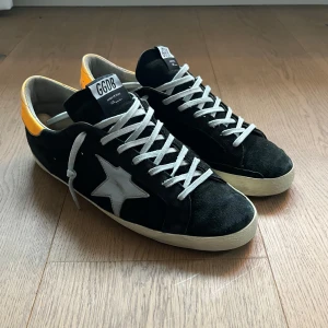 Golden Goose - Säljer mina svarta golden goose skor som är i bra skick!