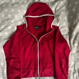 Röd Nike hoodie  - Väldigt liten s om inte xs passar cropped på mig som e typ 175, hade nog passat lite mer vanligt om man ksk var en liten gäri 👧. Gjord av speciellt Nike sphere syntet bomull väldigt skön.
