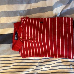 Röd och vit randig piké tröja från Polo Ralph lauren - Säljer min piké tröja från Ralph lauren då den inte passar mig längre, använd 2 gånger. Skick 10/10 precis som ny. Bara att höra av er vid frågor osv🌟