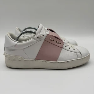 VALENTINO OPEN - Valentino open sneakers - Skick: 9,5/10 - Storlek 39 - Nypris 7700kr - deluxecloset 