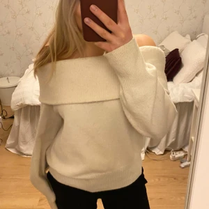Vit offshoulder tröja - Säljer en vit offshoulder tröja från H&M. Lite nipprig men går fint att använda noppbortsgare. Hör av dig vid intresse! 🤍