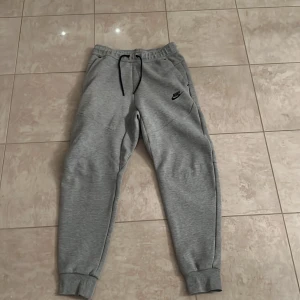 Nike tech byxa storlek xs  -  Säljer nu min väldigt fina Nike tech byxa I storlek XS. Byxans skick är 10/10 och är max använd 5 gånger. Byxans pris kan diskuteras vid snabb affär eller dubbel köp. 