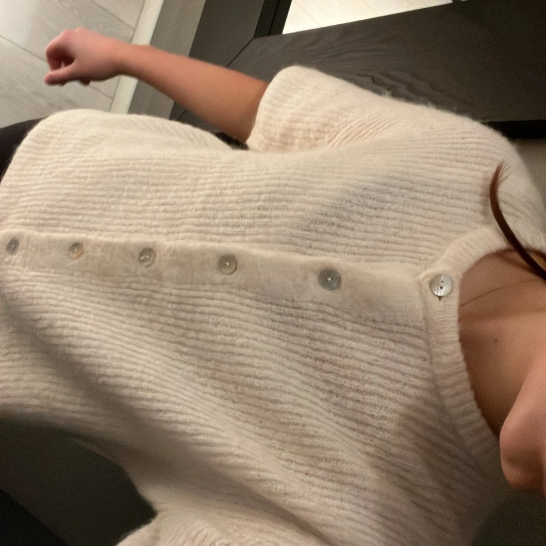 Vit stickad kofta med knappar - 91