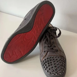 Christian Louboutins  - Snygga grå loubs med nitar och självfallet en skön röd sula. Passar perfekt nu till vintern/våren och är varma då mockan bidrar. 