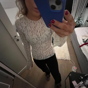 Vit spetstopp - Säljer denna vita spetstopp i bra skick från ginatricot. Perfekt till både vardags och fest. Storlek XS men skulle säga att den även passar S-M då den är väldigt stretchig. Hör gärna av er vid frågor & tveka inte att lägga prisförslag!