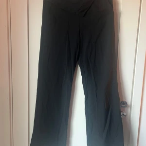 Svarta byxor från Zara - Snygga svarta byxor från Zara med hög midja och en stilren design. 