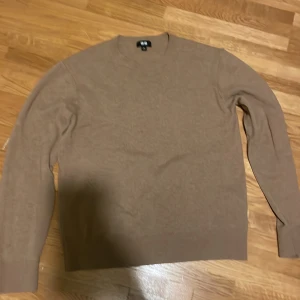 Beige Kashmir tröja - Skit snygg Kashmir tröja i färgen beige. Toppskick förutom ihop sytt hål som knappt syns (bild 2)