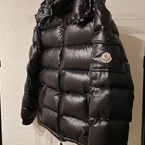 Moncler Maya  - Hej säljer en härlig och gosig Moncler Maya då jag har haft den i cirka 2 år har tyvärr tappat bort kvittot men bevis på att den är äkta är att ni kan se på industritagen hör av er för mer info
