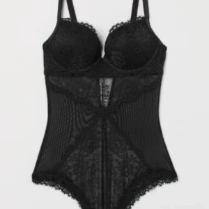 Hm body - Super snygg spets body från hm som är slutsåld. Den är öppen i ryggen och går att sjustera banden. Storlek 38 men passar mig som har 36. Kan diskutera priset vid snabb affär. 