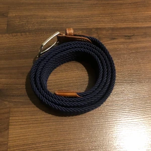 Flätat ”grisch” bälte - Tjena! Jag säljer detta flätade bälte som är i färgen marin blå, passar perfekt till ett par blåa sneakers för att matcha. Det är 115 cm långt. Bältet är helt nytt. Pris kan självklart förhandlas.