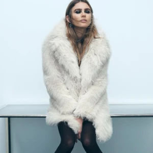 Vit pälsjacka ny Zara  - Säljer en lyxig och stilren vit pälsjacka med långärmad design. Perfekt för att hålla sig varm och trendig under kyliga dagar. Jackan har en elegant look som passar perfekt för vinterns alla tillfällen. Helt ny med prislapp nypris 1290
