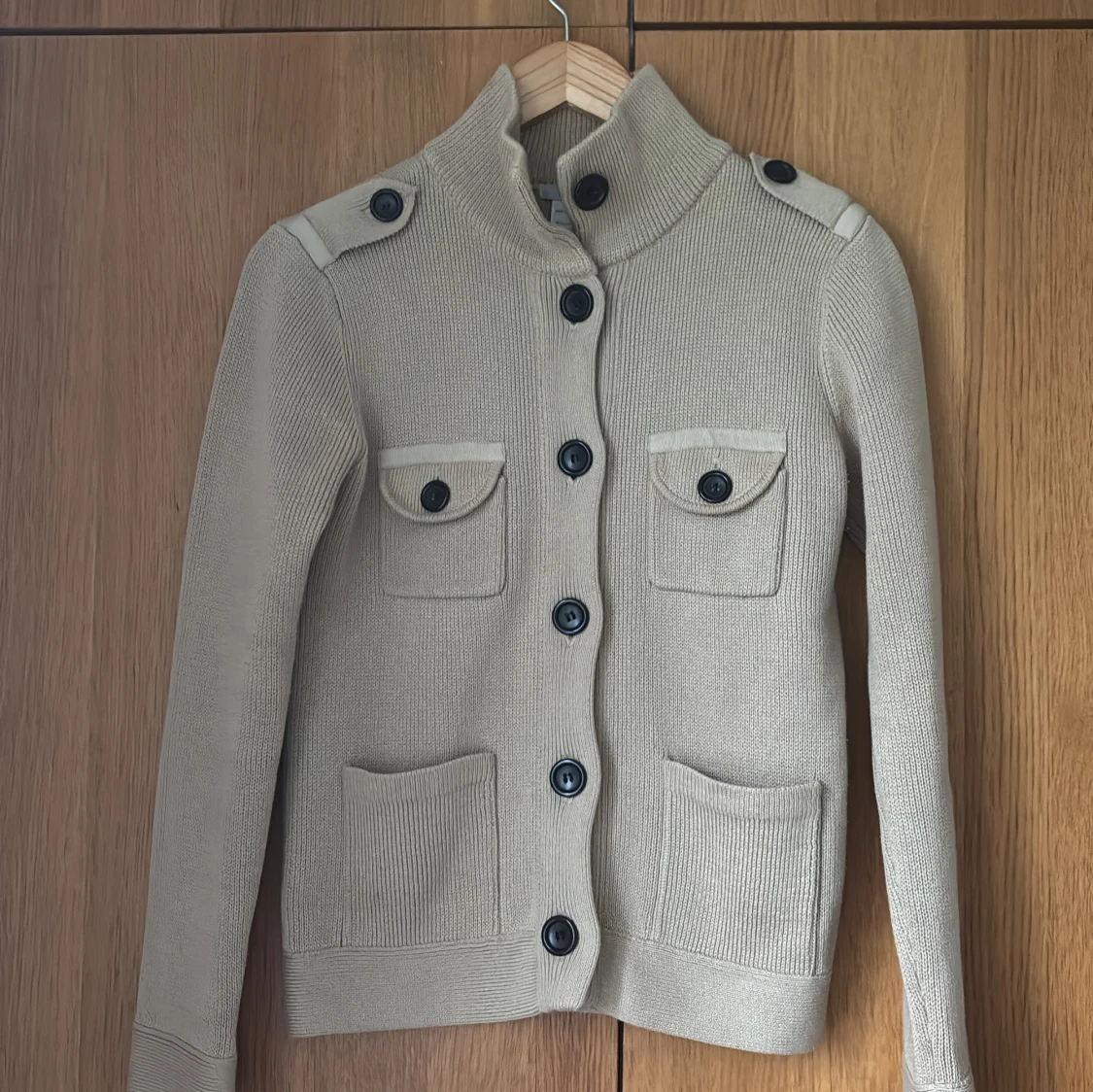 Stickad Beige kofta från Filippa K